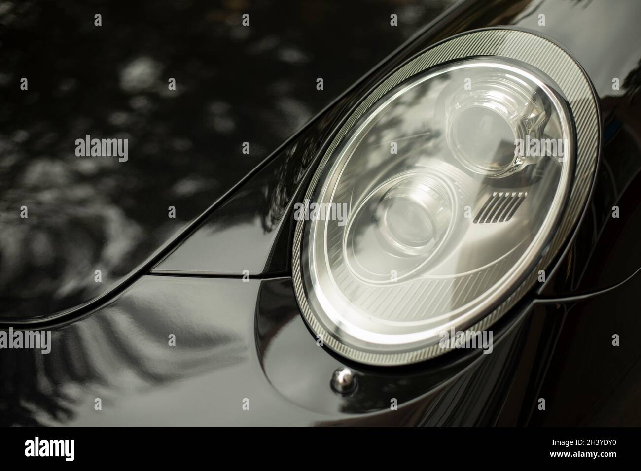 Phare de voiture. Voiture noire avec phare blanc. Pièces de carrosserie du véhicule. Feux de la machine. Banque D'Images
