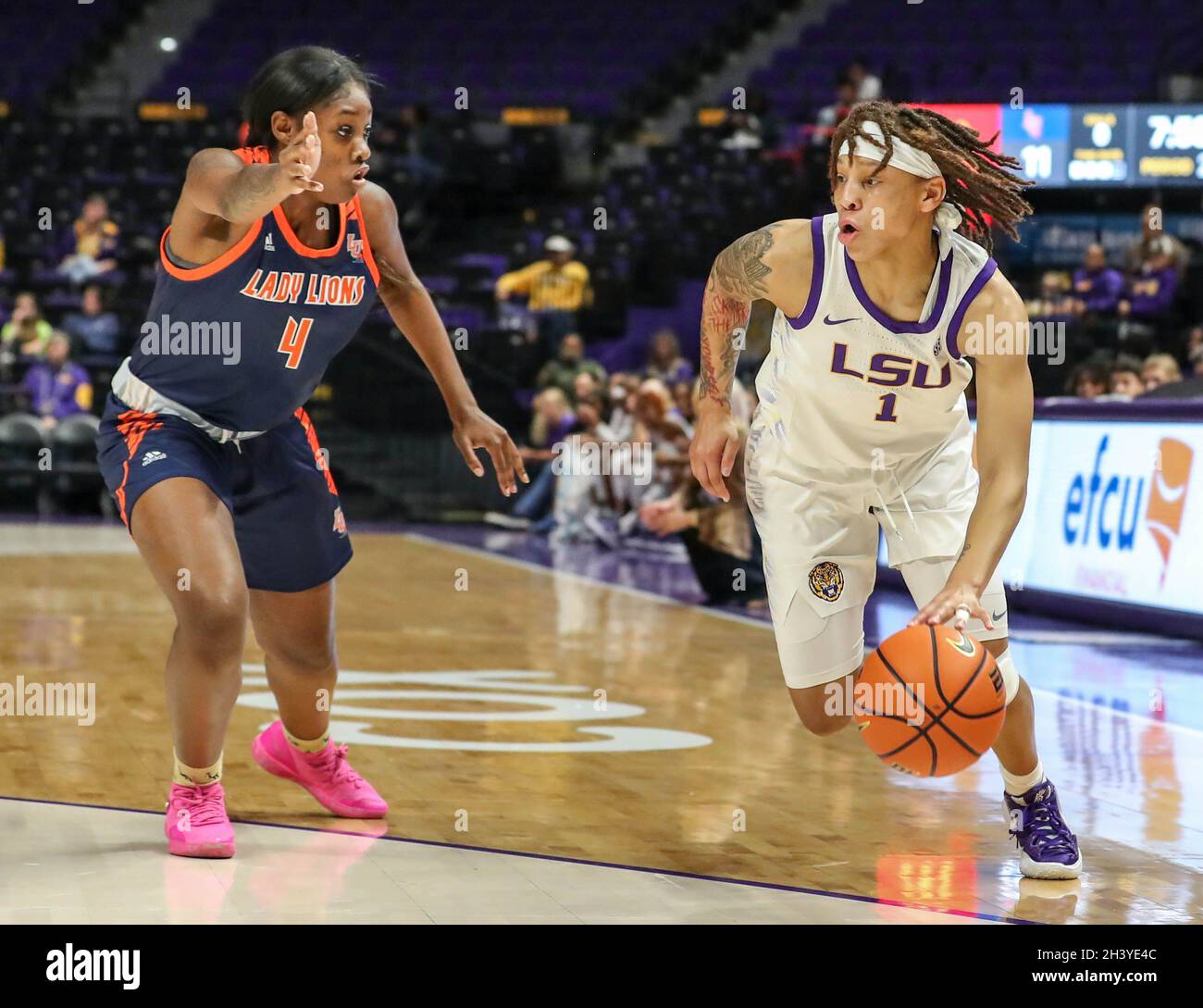 basket ouverte devant femme