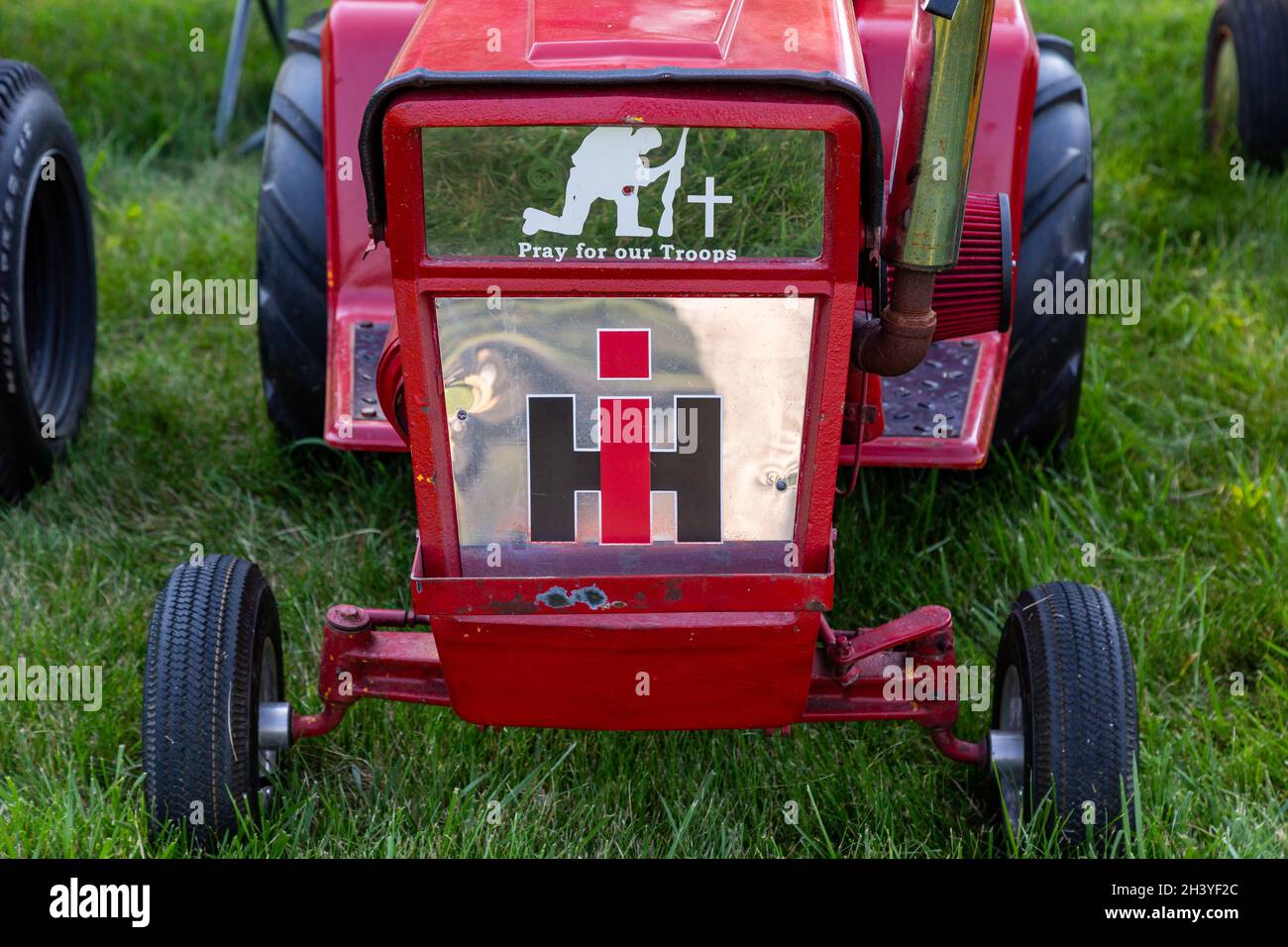 Un tracteur de jardin International Harvester rouge exposé lors d'un salon de tracteurs à Warren, Indiana, États-Unis. Banque D'Images