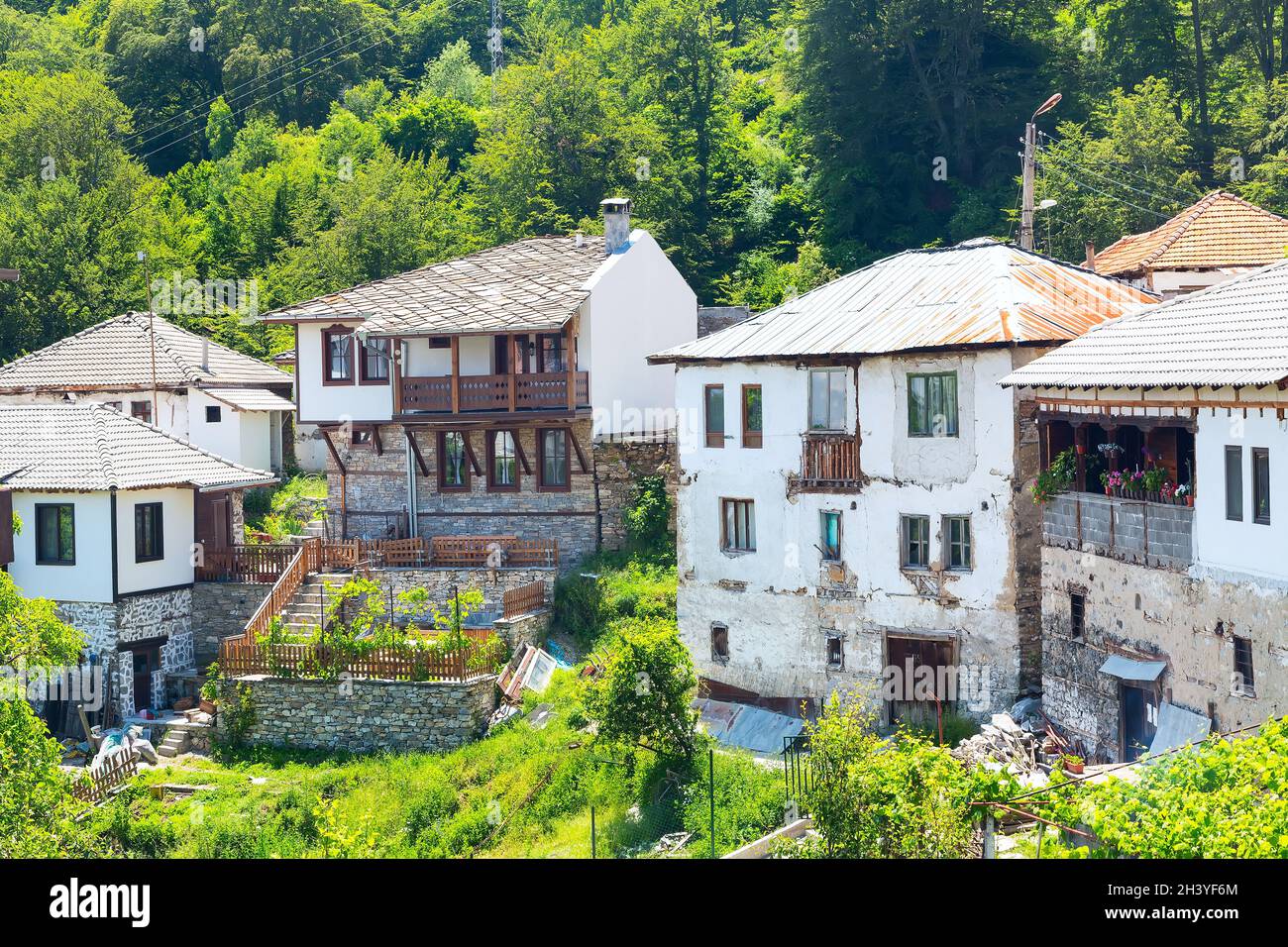 Maisons vue dans le village bulgare Banque D'Images