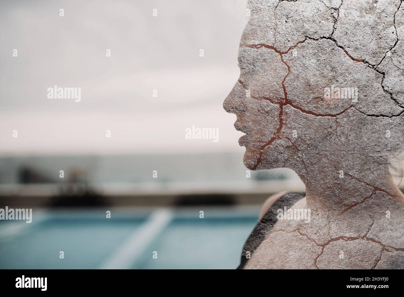 Portrait Silhouette femme avec la peau de la terre de désert fissurée Banque D'Images