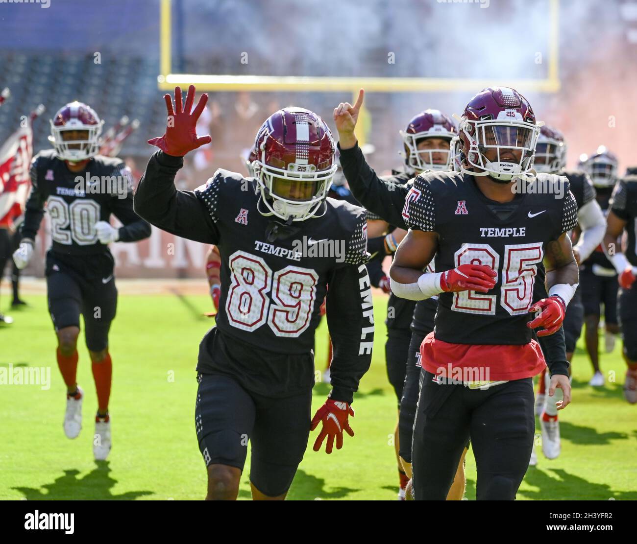 Philadelphie, Pennsylvanie, États-Unis.30 octobre 2021.L'équipe de football de Temple se trouve sur le terrain au Lincoln Financial Field.(Image de crédit : © Ricky Fitchett/ZUMA Press Wire) Banque D'Images