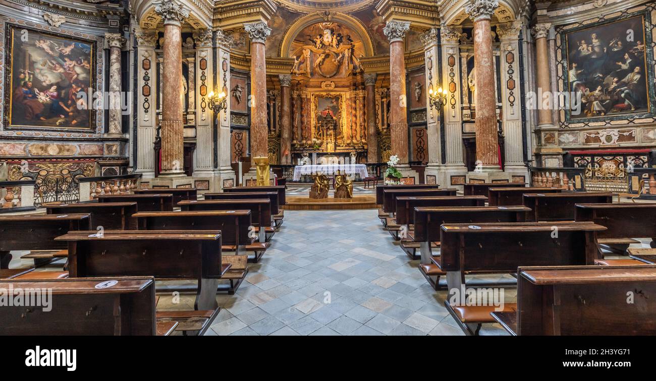 Intérieur baroque ancien avec décoration vintage.Église royale de San Lorenzo (St.Lawrence) à Turin, en Italie Banque D'Images