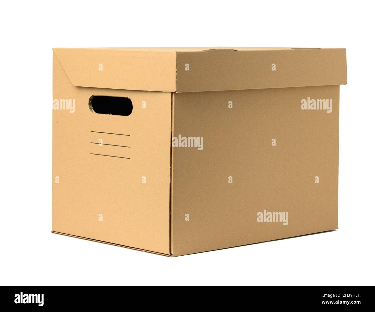 Boîte en papier ondulé marron avec couvercle pour documents sur fond blanc.Conteneur à déplacer Banque D'Images