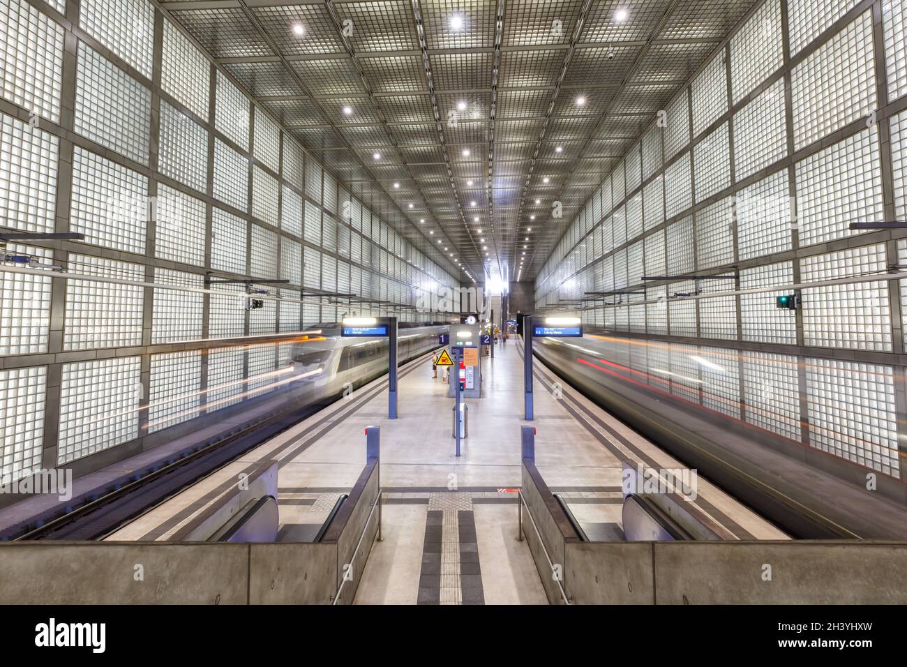 S-Bahn Leipzig City-tunnel train la station de S-Bahn arrêt Wilhelm-Leuschner-Platz en Allemagne Banque D'Images