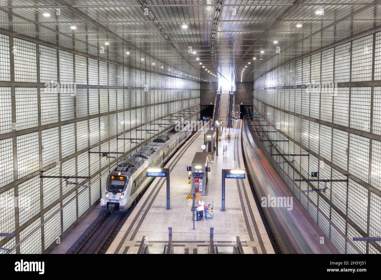 S-Bahn Leipzig City-tunnel train la station de S-Bahn arrêt Wilhelm-Leuschner-Platz en Allemagne Banque D'Images