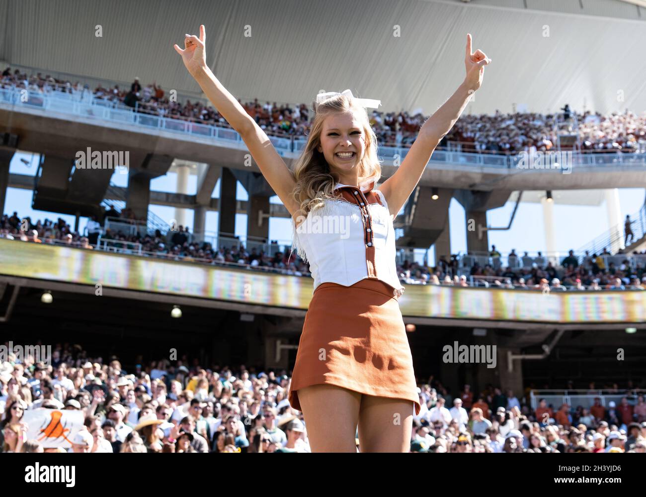 30 2021 octobre : les cheerleaders des Longhorns du Texas jouent pendant la 2e moitié du match de football de la NCAA entre les Longhorns du Texas et les ours Baylor au stade McLane de Waco, au Texas.Matthew Lynch/CSM Banque D'Images