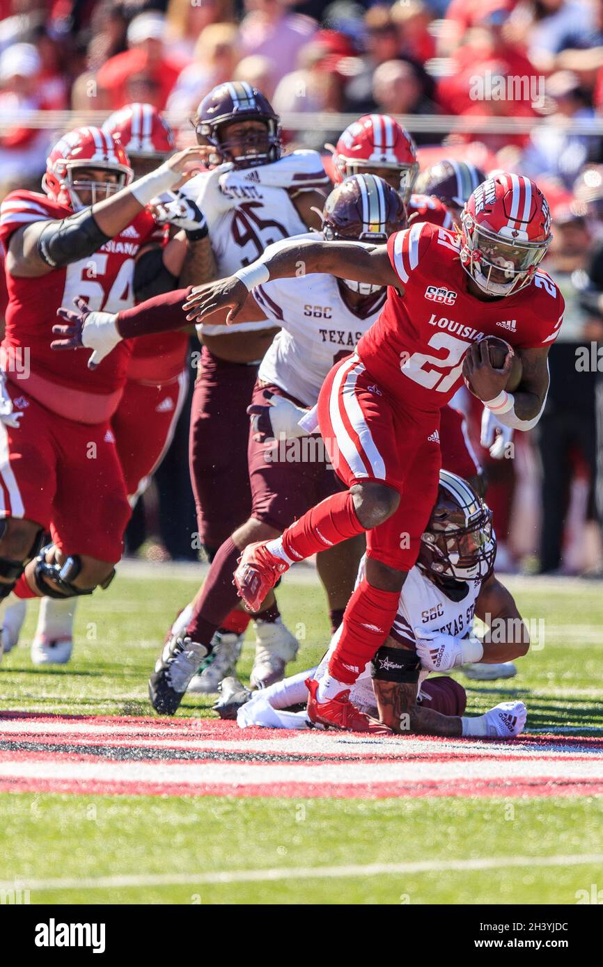 Louisiana-Lafayette Ragin Cajuns en arrière Chris Smith (21) porte le ballon après la défense de Bobcats de l'État du Texas, le samedi 30 octobre 2021, à LAFA Banque D'Images