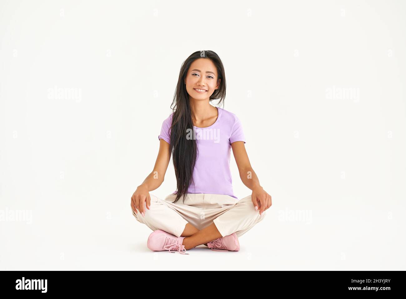Girl Sitting Legs Crossed Isolated Banque De Photographies Et D images girl-sitting-legs-crossed-isolated-banque-de-photographies-et-d-images