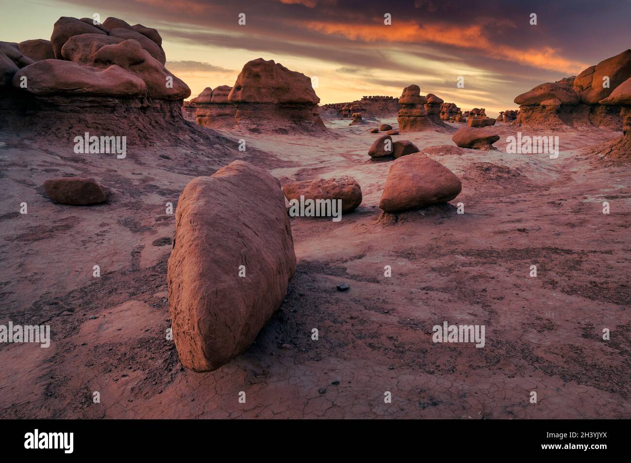 Paysage surréaliste de l'Utah avec des rochers étonnants au coucher du soleil Banque D'Images