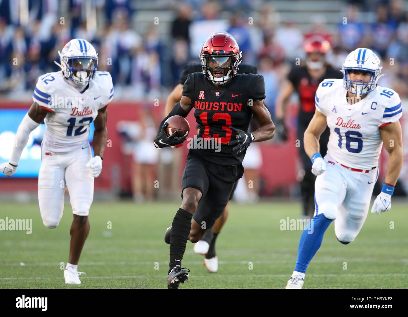 30 octobre 2021 : le grand receveur des Cougars de Houston Jeremy Singleton (13) porte le ballon lors d'un match de football NCAA entre Houston et SMU le 30 octobre 2021 à Houston, Texas.(Image de crédit : © Scott Coleman/ZUMA Press Wire) Banque D'Images