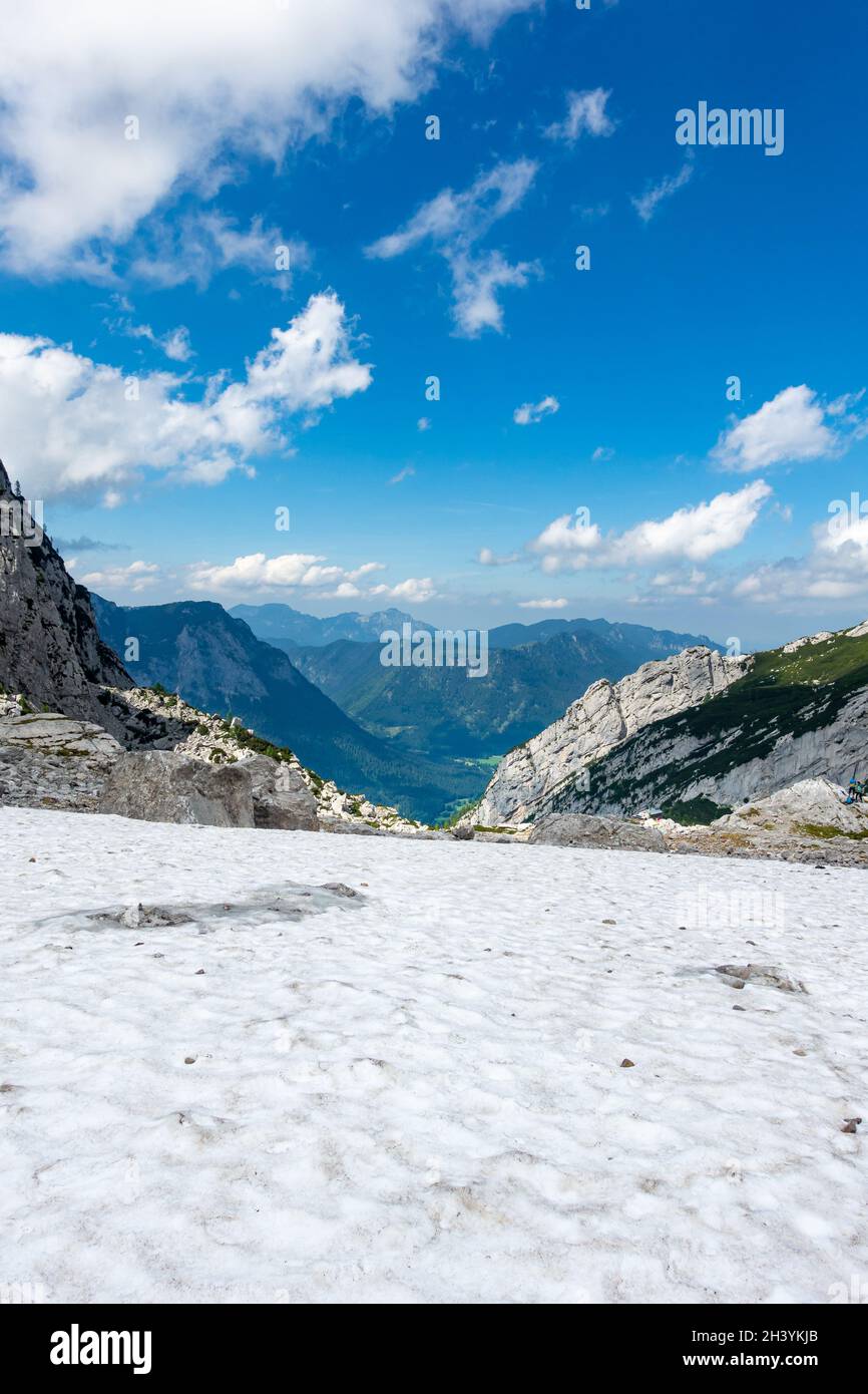 Champ de neige au glacier Blaueis, vue vers Ramsau, Berchtesgaden, Allemagne Banque D'Images