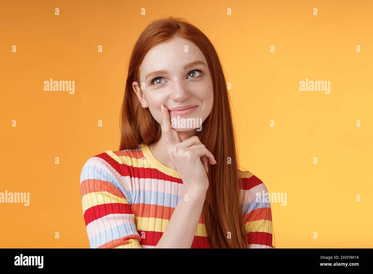 Happy tendre féminine redhead 20s fille étudiant université souriant ravie rêvant savoureuse pizza tranche touchant lèvre pensive, Banque D'Images
