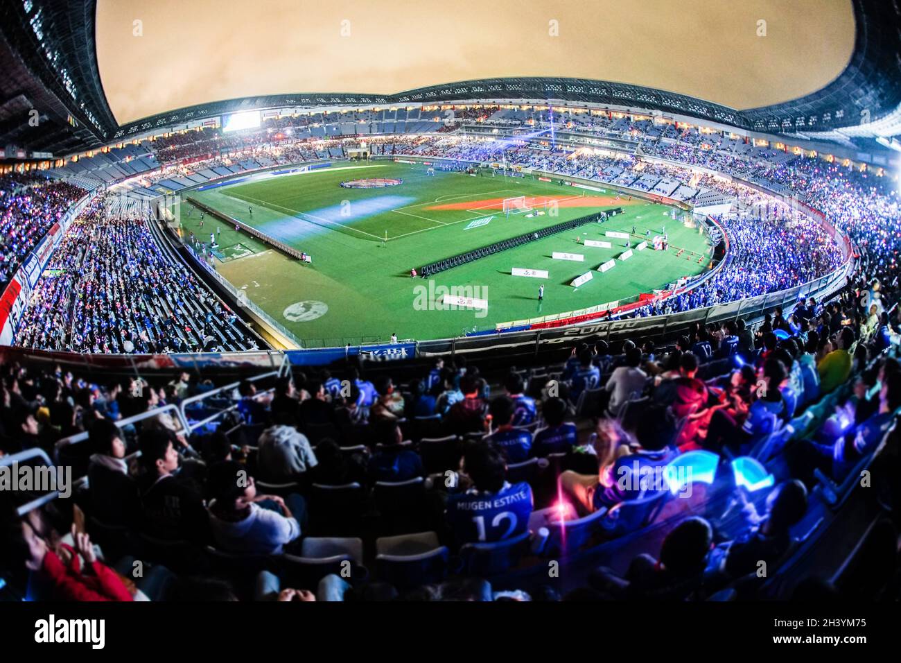 Des gens pour encourager le match de football Banque D'Images