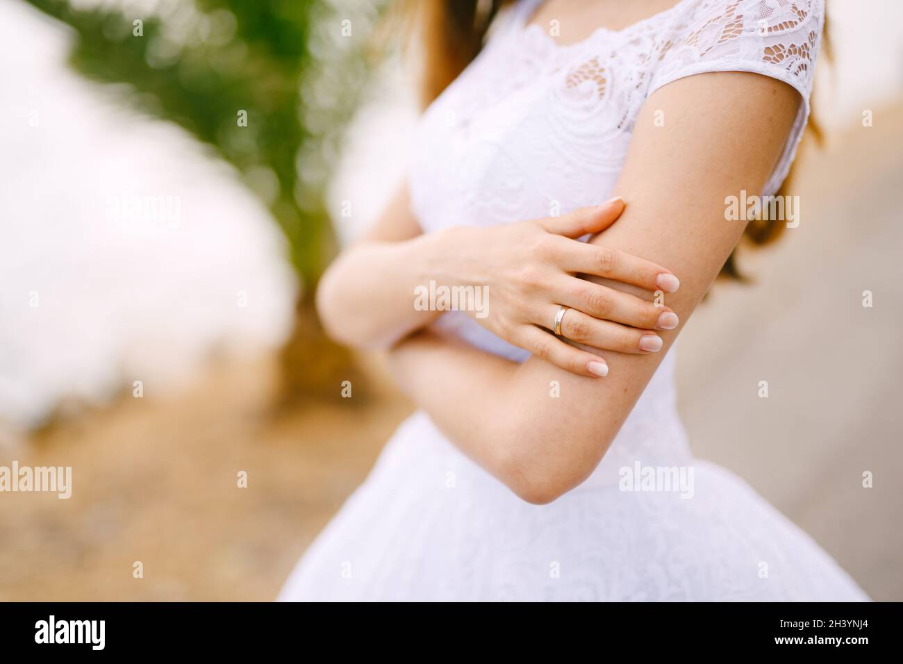 La mari e dans une d licate robe blanche a pli ses bras gros plan