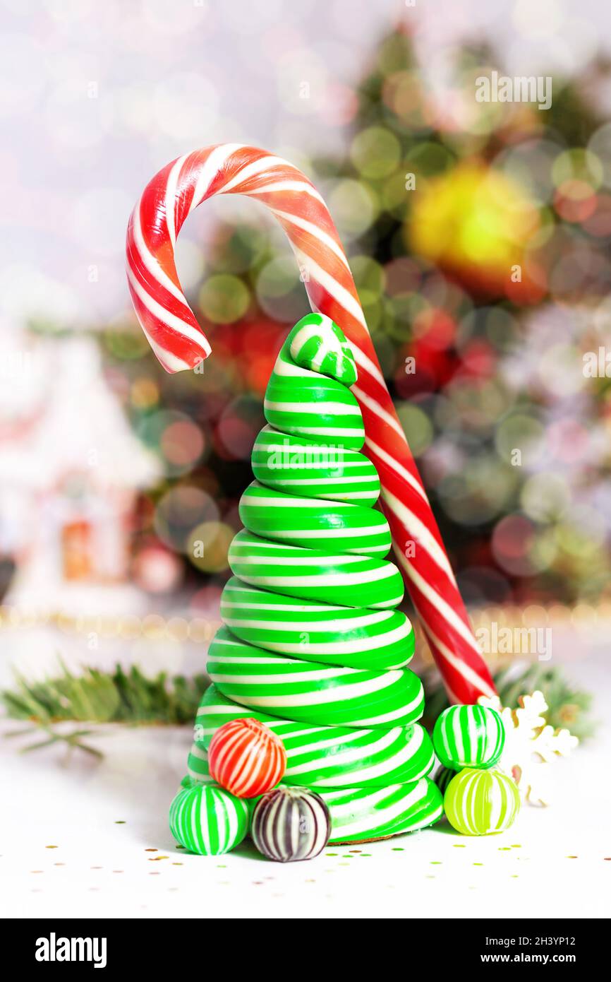 Arbre de Noël en sucre caramel.Concept de carte de Noël. Banque D'Images
