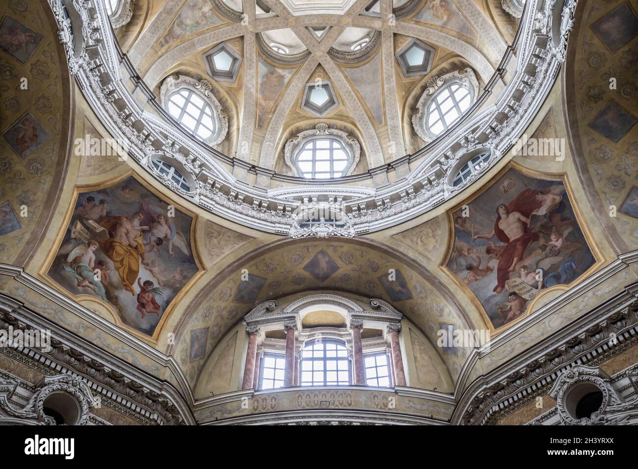 Intérieur baroque ancien avec décoration vintage.Église royale de San Lorenzo (St.Lawrence) à Turin, en Italie Banque D'Images