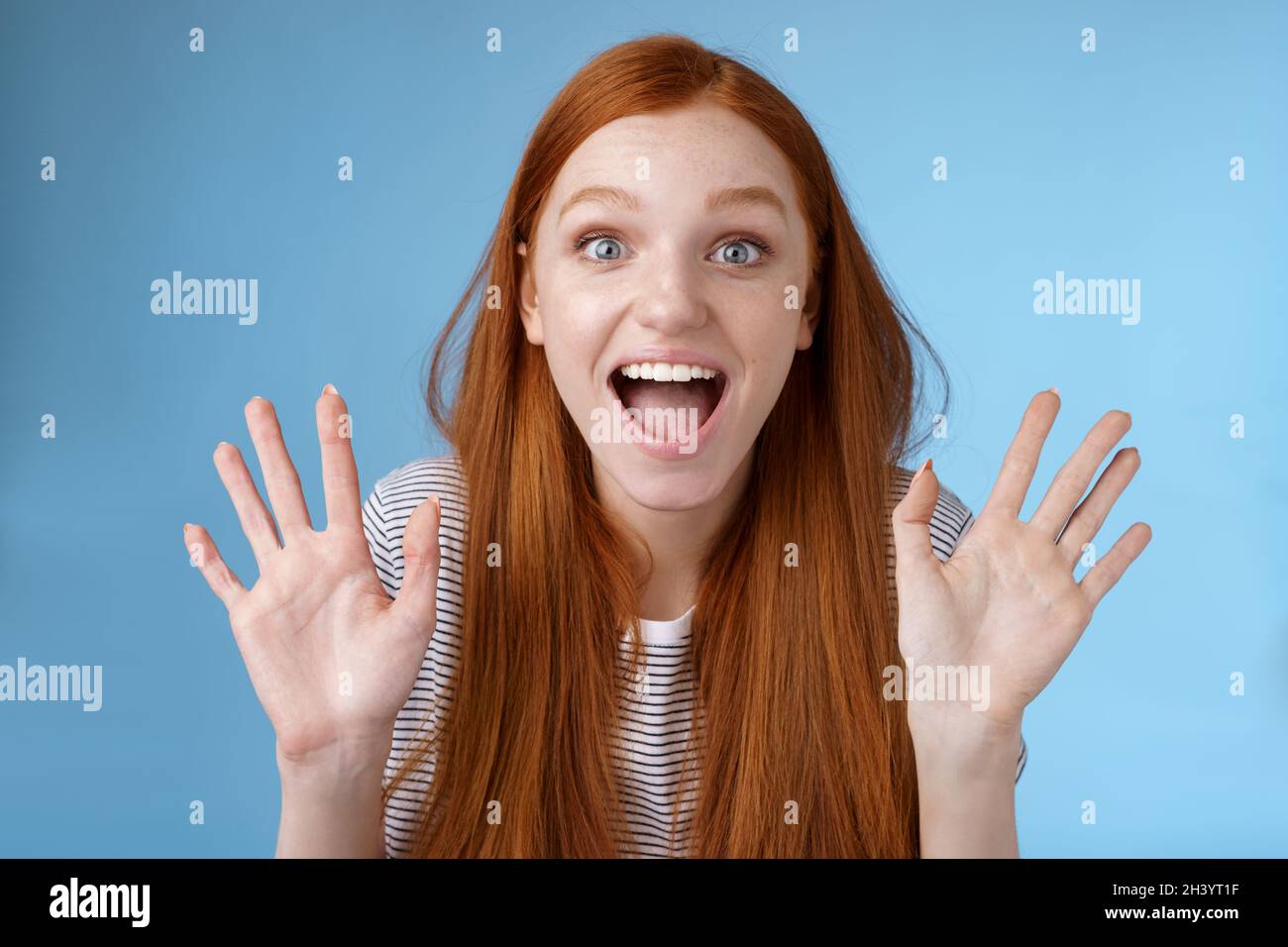 Charismatique excité heureux animé redhead jeune drôle femme souriante ravie bouche ouverte fasciné grands yeux surpris regarder la publicité Banque D'Images