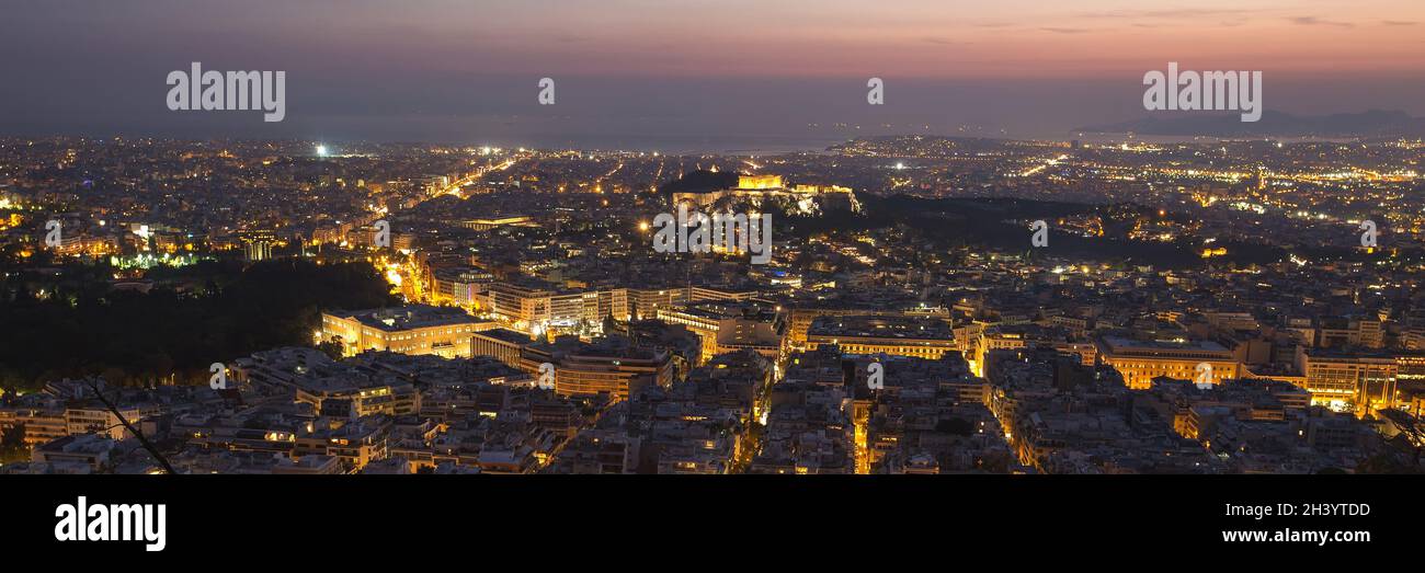 Vue nocturne de l'Acropole depuis la colline de Lykavittos, Athènes, Grèce Banque D'Images
