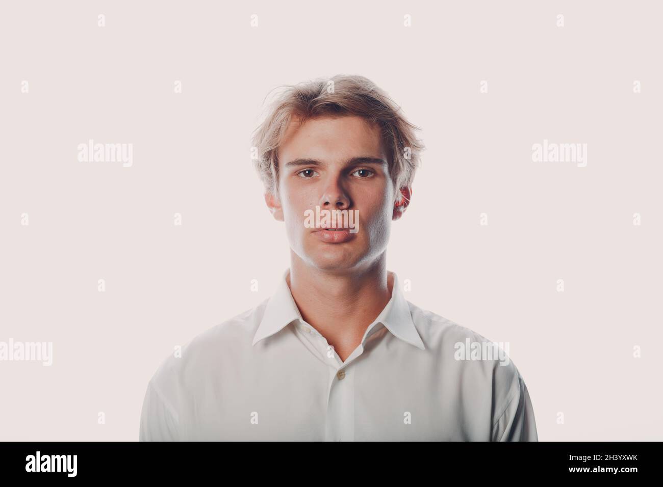 Portrait jeune homme debout portrait en studio. Banque D'Images