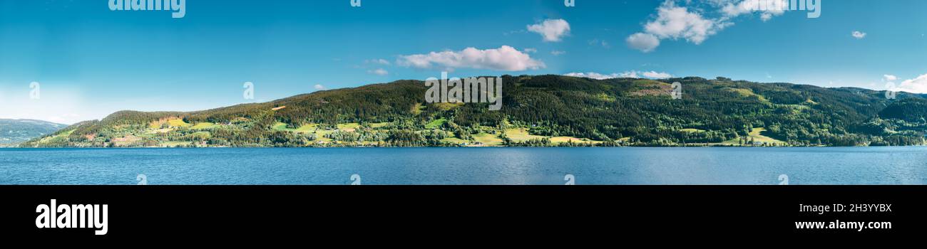 Fodnes, lac Strandefjord, Norvège.Magnifique lac en été Sunny Day.Nature norvégienne.Panorama, vue panoramique Banque D'Images