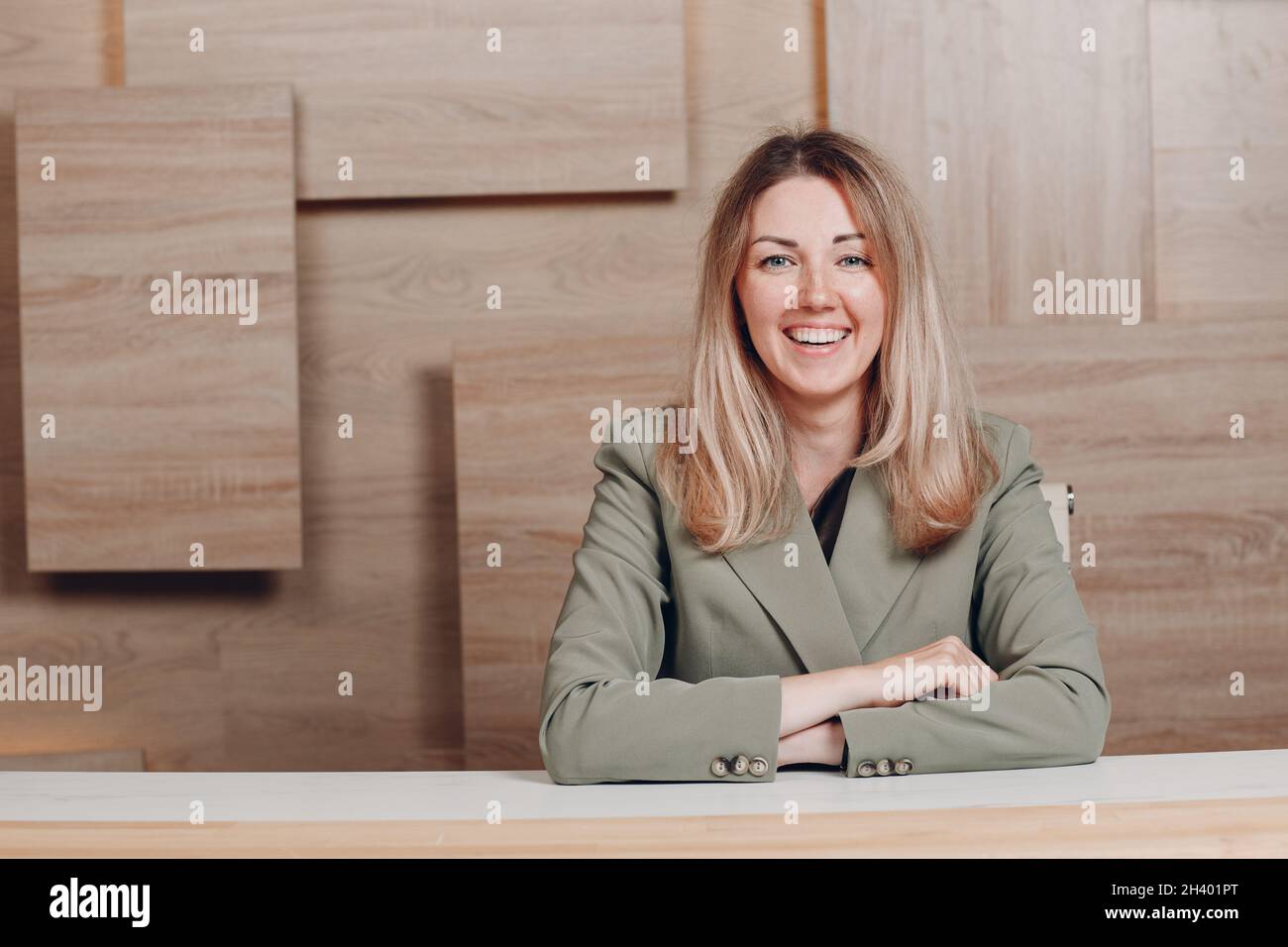 Femme d'affaires entraîneur jeune adulte au bureau. Banque D'Images