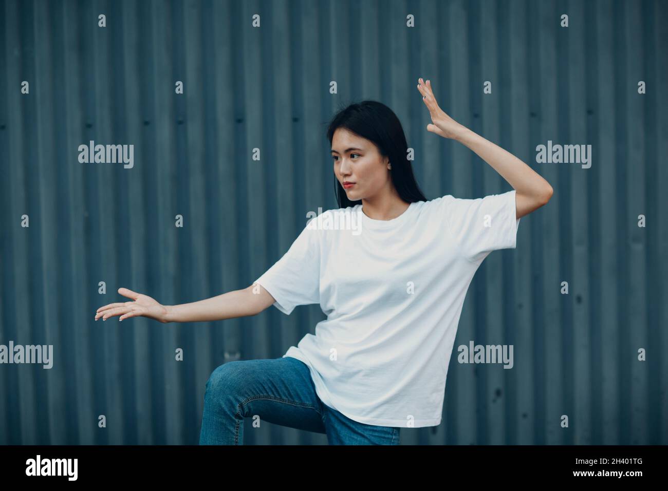 Jeune femme asiatique faisant de l'exercice qigong été à l'extérieur Banque D'Images
