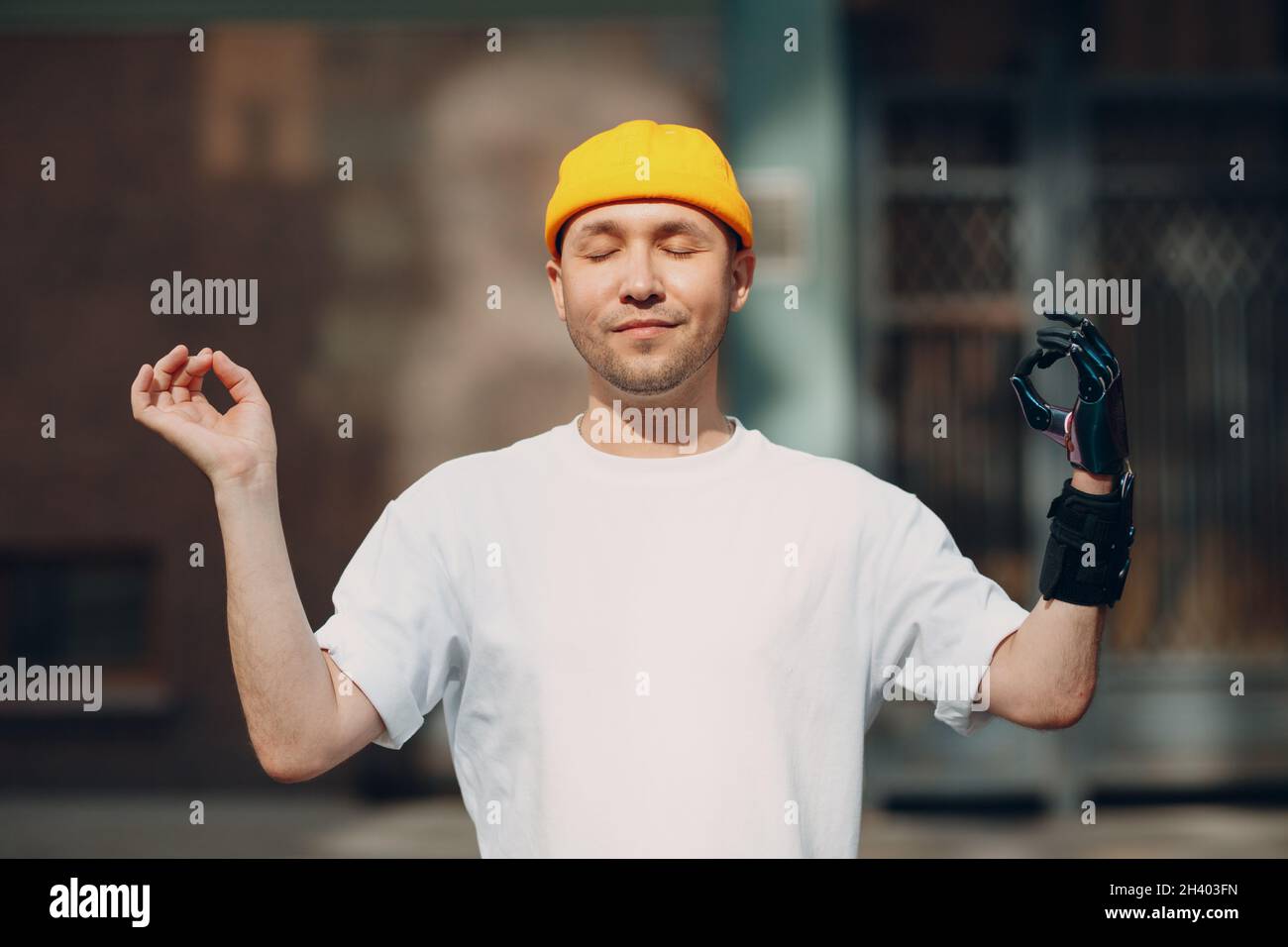 Homme avec un membre artificiel de la main méditant Banque D'Images