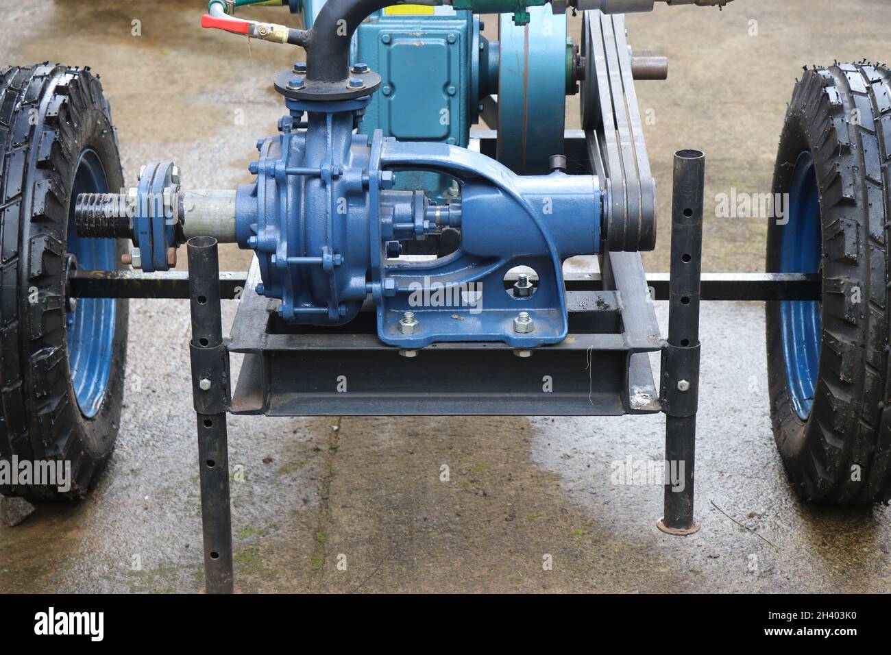 Pompe à eau diesel avec entraînement par courroie, kit de pompe à eau à usage intensif avec support pour l'irrigation agricole Banque D'Images