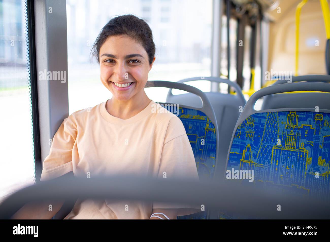 Une femme indienne se trouve dans les transports en commun, en bus ou en tramway. Banque D'Images