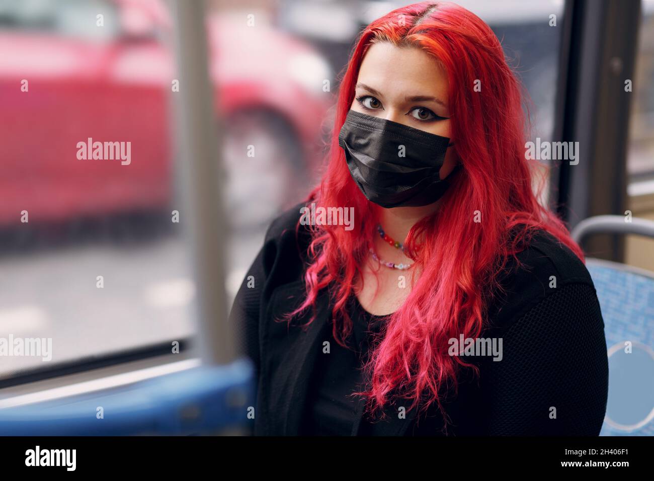 Femme européenne de taille plus.Jeune fille positive de corps rouge à cheveux rose Banque D'Images