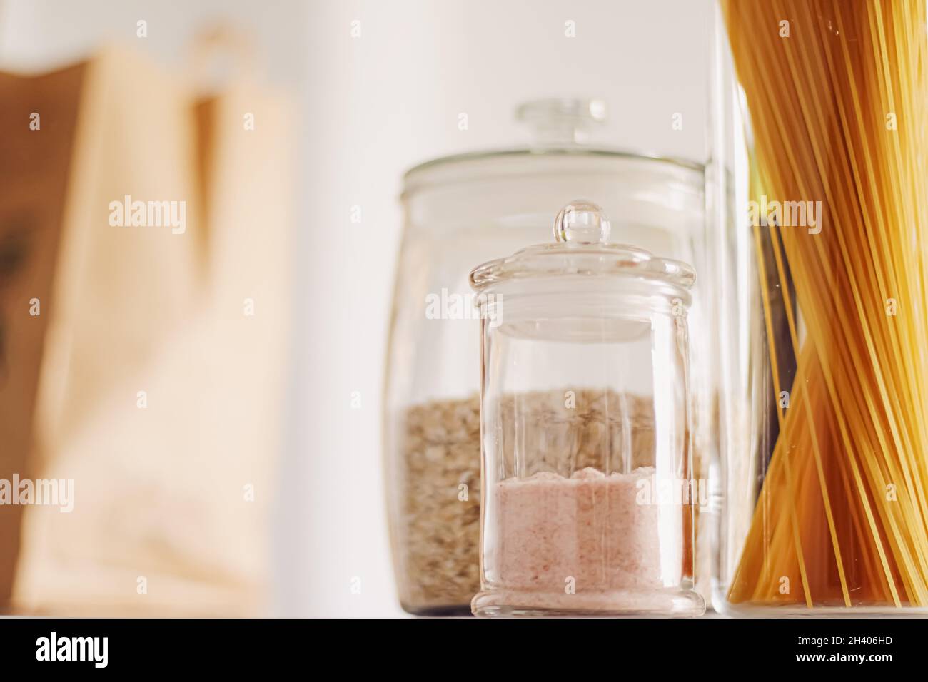 Produits alimentaires en pots de verre dans la cuisine, pâtes, céréales, sel, vin, articles d'épicerie Banque D'Images