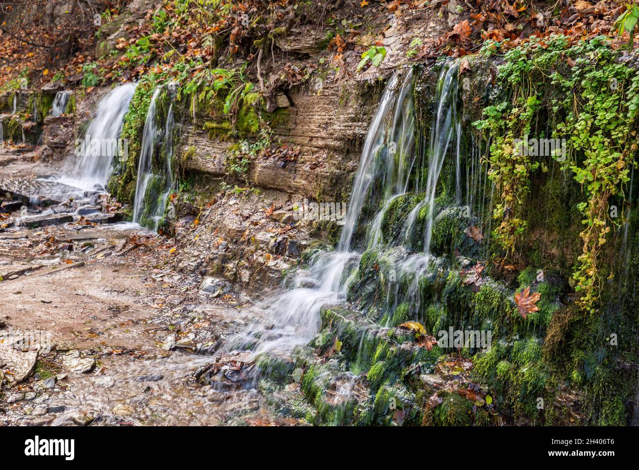 Sources slovènes près d'Izborsk, un point de repère local de la région de Pskov.L'eau minérale est considérée comme curative Banque D'Images