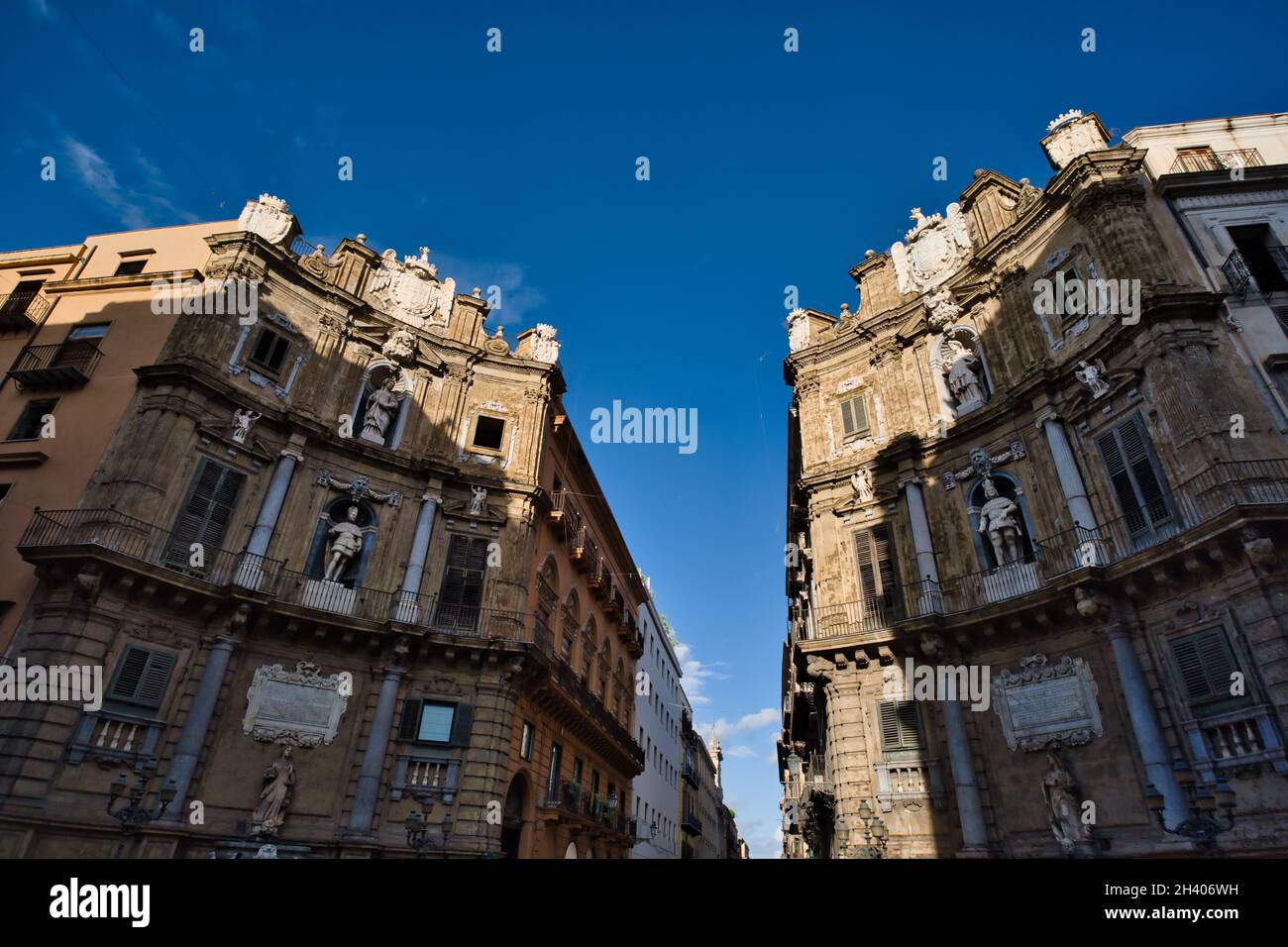 Vue à angle bas des bâtiments Quattro Canti, également connus sous le nom de Piazza Vigliena, à Palerme Banque D'Images