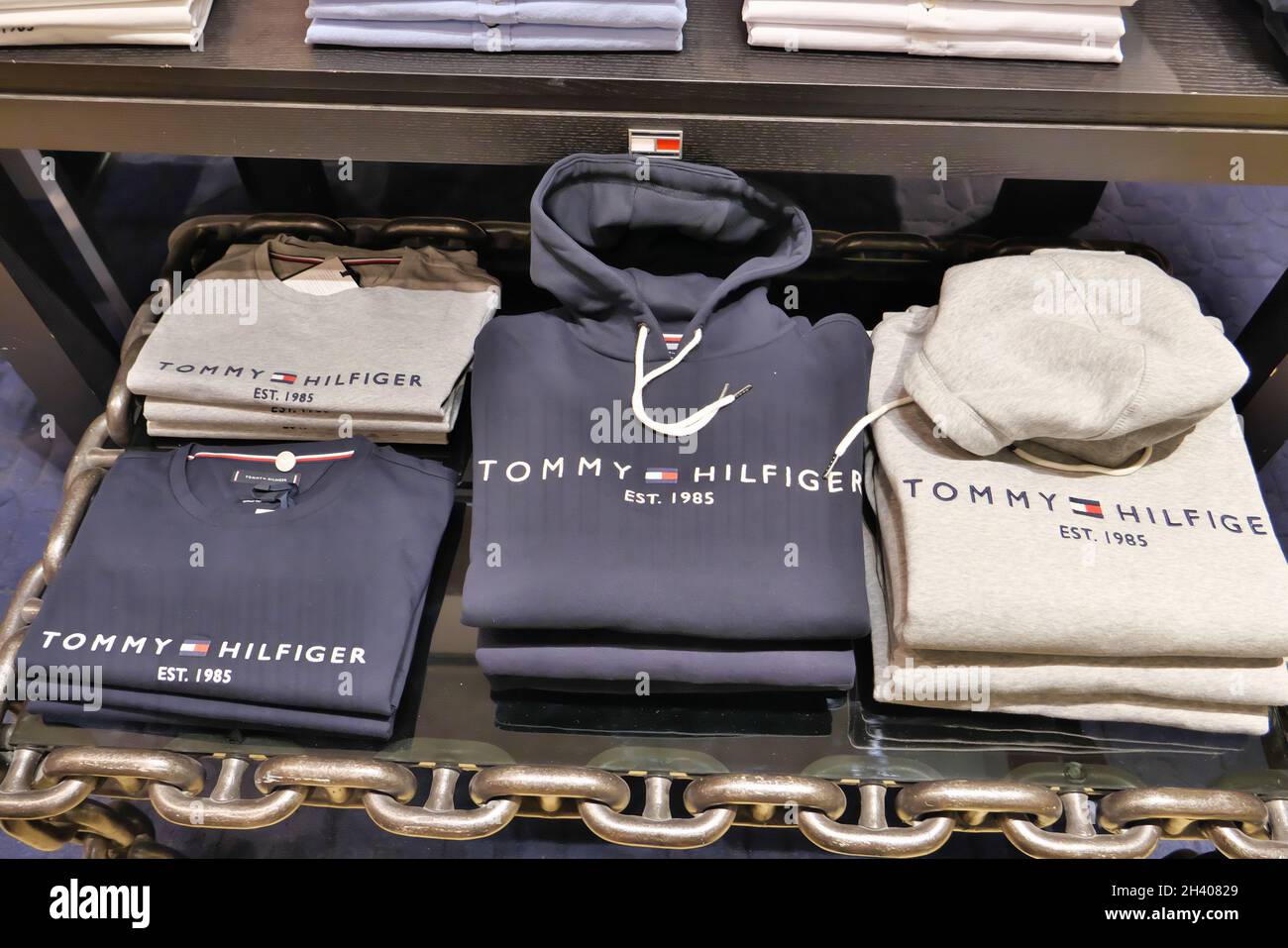 VÊTEMENTS TOMMY HILFIGER EXPOSÉS À L'INTÉRIEUR DU MAGASIN DE MODE Photo  Stock - Alamy