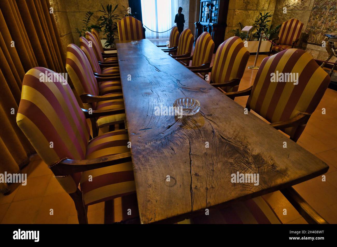 Vue sur la longue table en bois à l'intérieur du palais normand de Palerme Banque D'Images