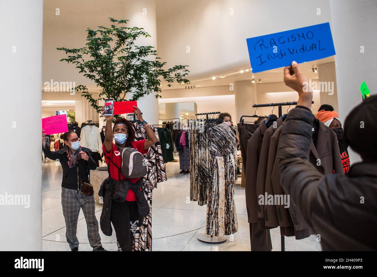 Barcelone, Catalogne, Espagne.29 octobre 2021.Des manifestants sont vus à  l'intérieur de la boutique de vêtements Zara avec des bannières qui disent,  le racisme structurel ou systématique, le racisme institutionnel et le  racisme