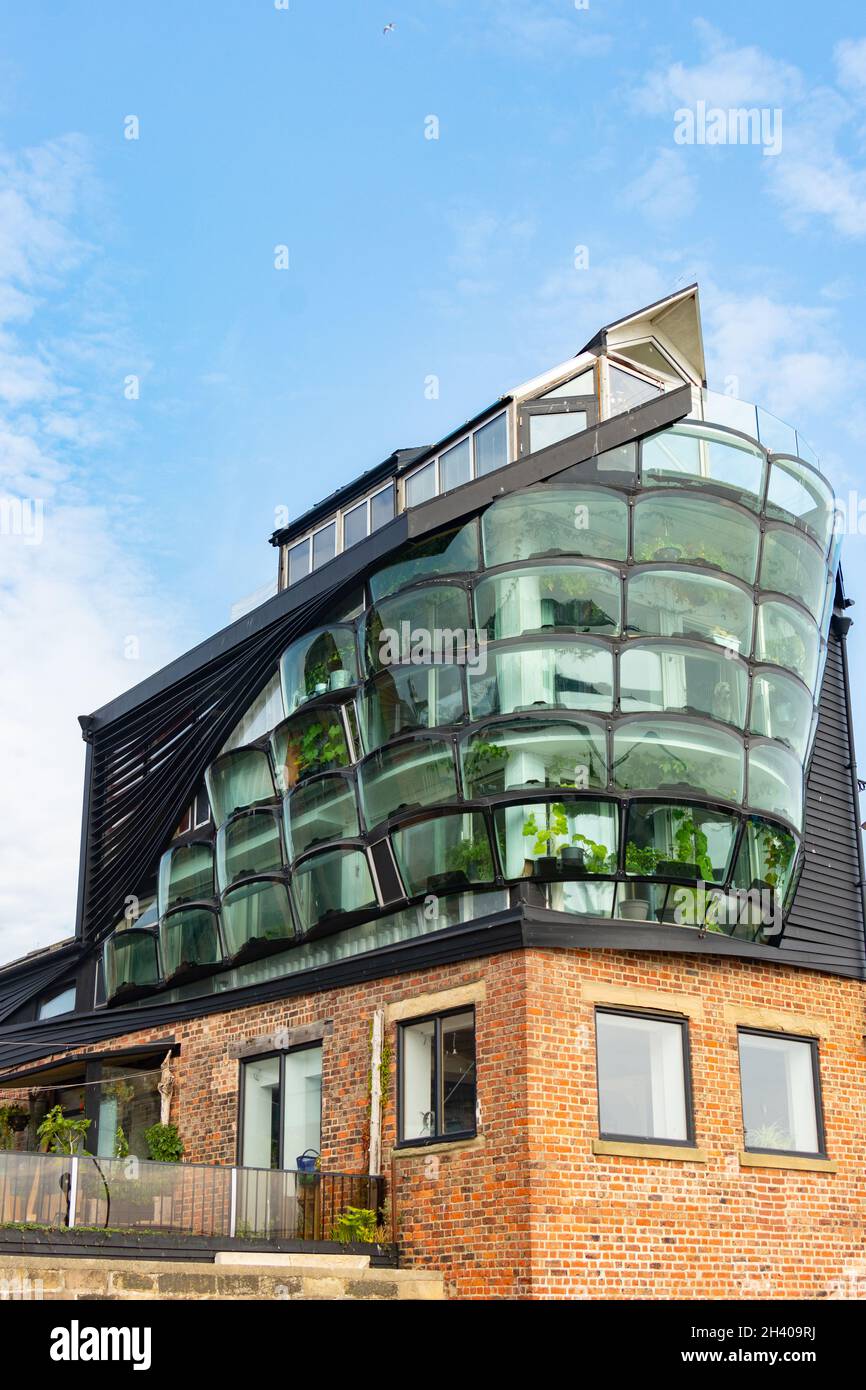 Maison moderne et studio d'architectes avec de grandes fenêtres en verre éventuellement formées des pare-brise de Ford Transit à l'ancien fumoir Tynemouth Tyne & Wear Banque D'Images