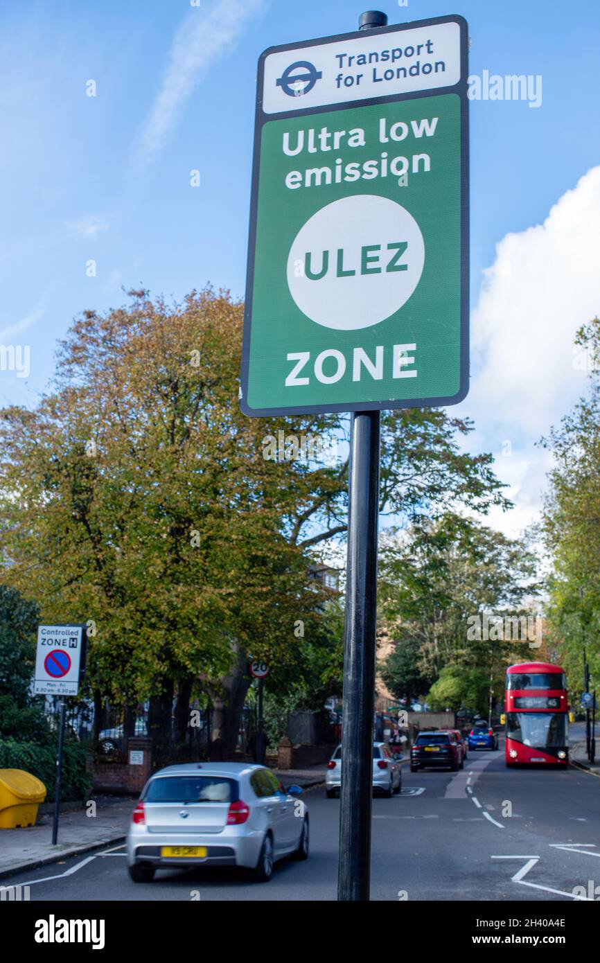 Brixton, Angleterre.30 octobre 2021.Panneau périphérique ULEZ sur la route South Circular en suivant l'extension de la zone d'émissions ultra-faibles à travers Londres. Banque D'Images