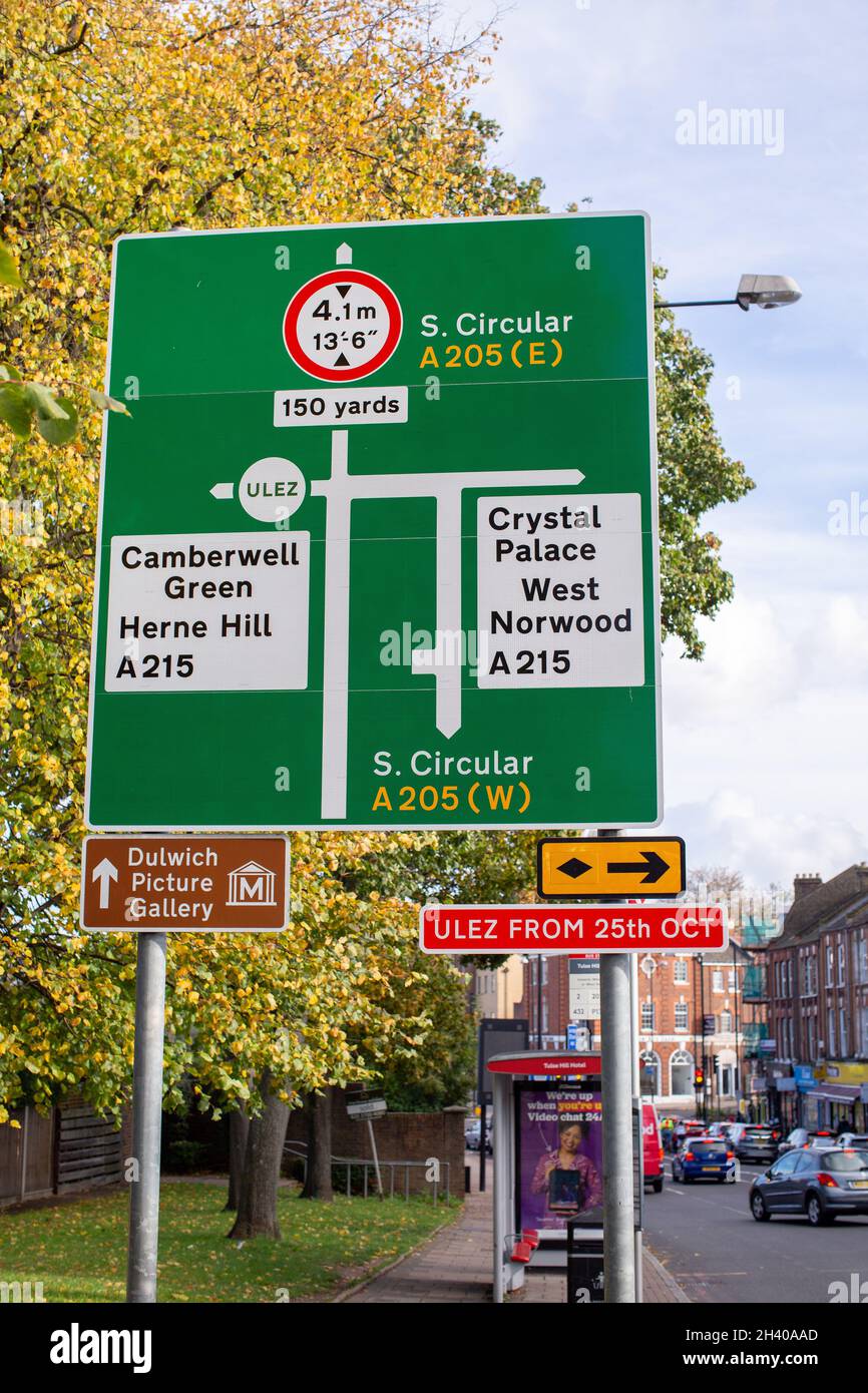 Brixton, Angleterre.30 octobre 2021.Panneau périphérique ULEZ sur la route South Circular en suivant l'extension de la zone d'émissions ultra-faibles à travers Londres. Banque D'Images