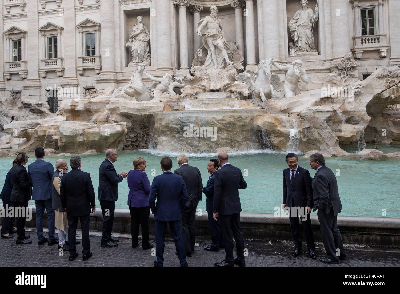 Rome, Italie.31 octobre 2021.La chancelière allemande Angela Merkel (C) et les dirigeants du monde visitent la fontaine de Trevi en marge du sommet du G20 des leaders mondiaux.Credit: Oliver Weiken/dpa/Alay Live News Banque D'Images