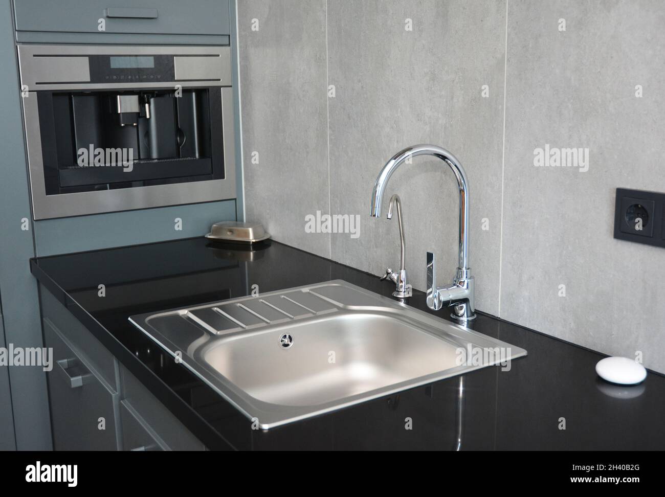 Évier de cuisine moderne, robinet d'eau et robinet chromé pour le lavabo de cuisine Banque D'Images