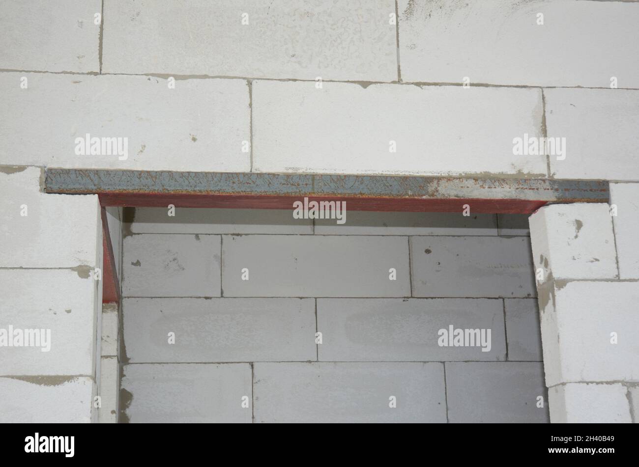 Le béton cellulaire bloque les portes avec linteau métallique Photo Stock -  Alamy