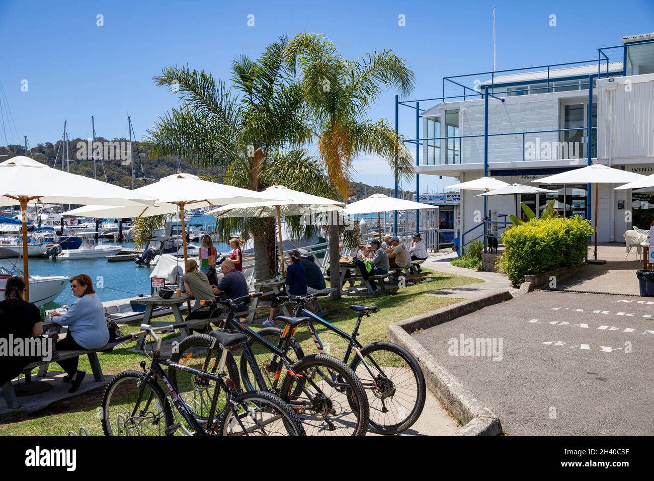 Café de Sydney à Bayview sur la rive de Pittwater dans la région des plages du nord de Sydney, les cyclistes s'arrêtent pour manger et boire, Nouvelle-Galles du Sud, Australie Banque D'Images