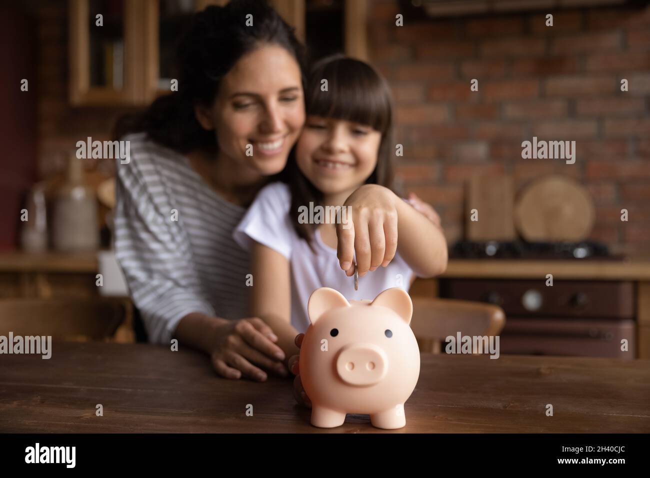 Bonne maman enseignant fille intelligente fille pour économiser de l'argent Banque D'Images