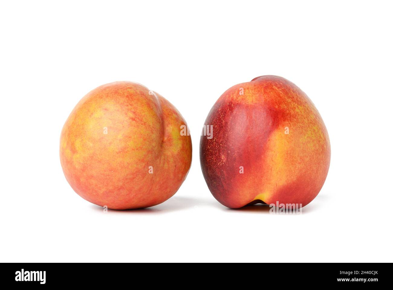 Nectarine rouge ronde mûre isolée sur fond blanc, fruits savoureux et sains, gros plan Banque D'Images