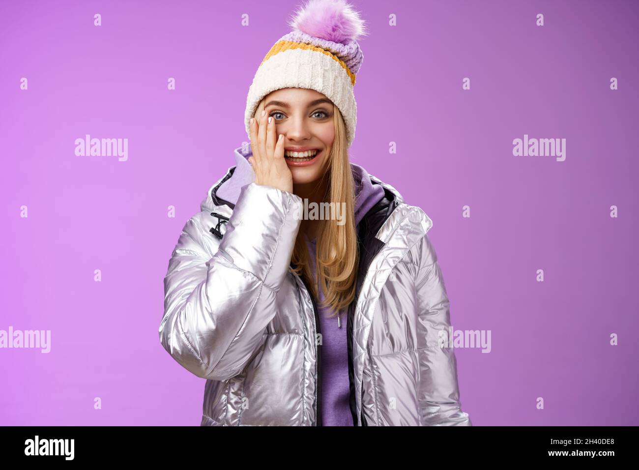 Ravi amused blonde petite amie imbécile autour de regarder ludique jouant boules de neige toucher joue étonnement rêve devenu réalité Banque D'Images