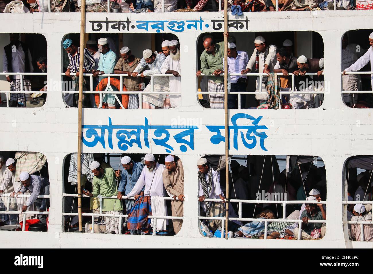 Rivière Meghna, Bangladesh : Adventure-9, navire à passagers très connu au Bangladesh Banque D'Images