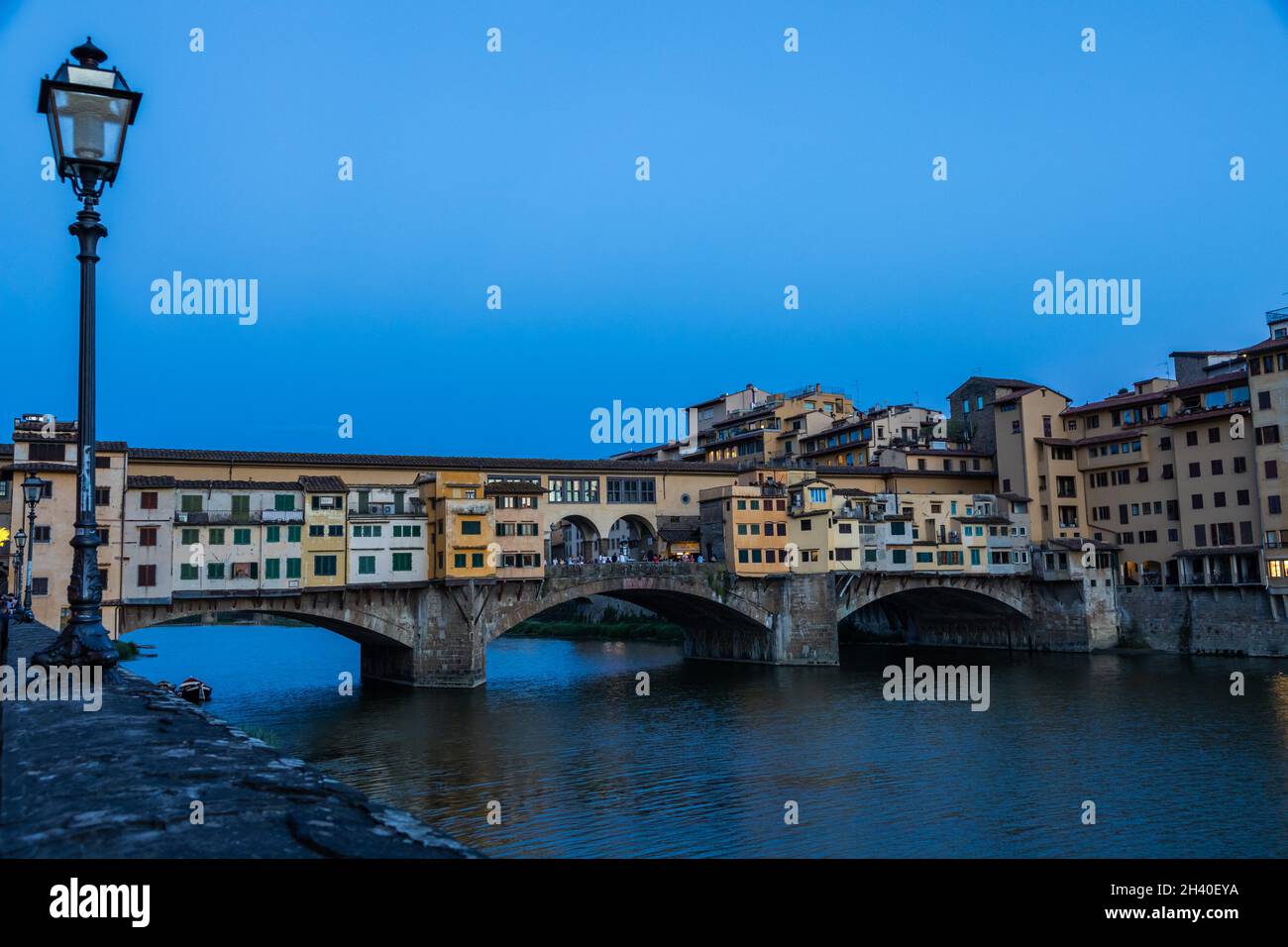 Coucher de soleil sur Ponte Vecchio - Vieux Pont - à Florence, Italie.Lumière bleue incroyable avant la soirée. Banque D'Images