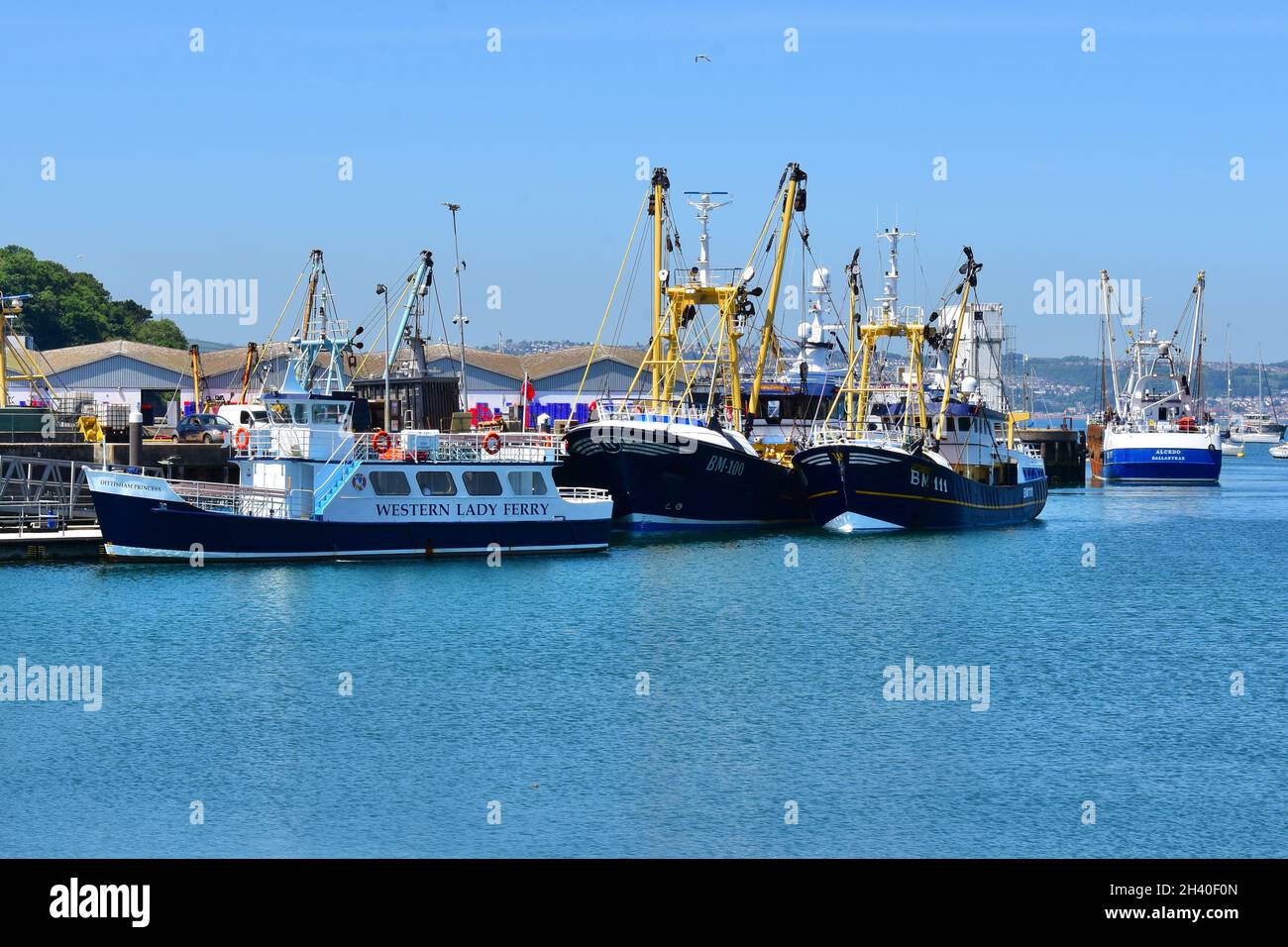 Le ferry Western Lady assure un service de vacances entre Brixham et Torquay.Bateaux de pêche au chalutier amarrés au même quai. Banque D'Images